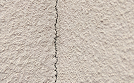 外壁にすき間やひび割れがある