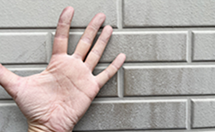 触るとチョークのような白い粉がつく