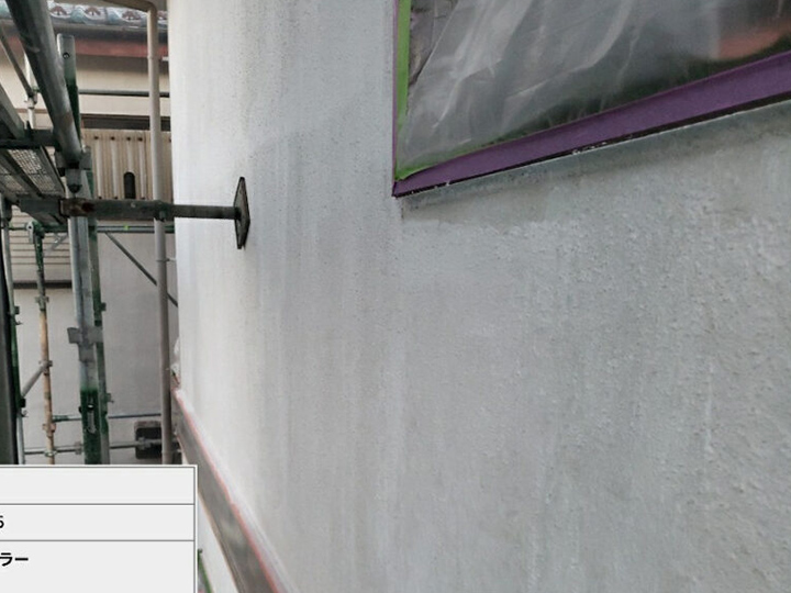 下塗りの塗装作業を行います。<br />
下塗りは外壁材と中塗り・上塗り塗料との接着力を強め、耐久性（防水性と耐候性）に優れた外壁塗膜を作り出すことが目的です。