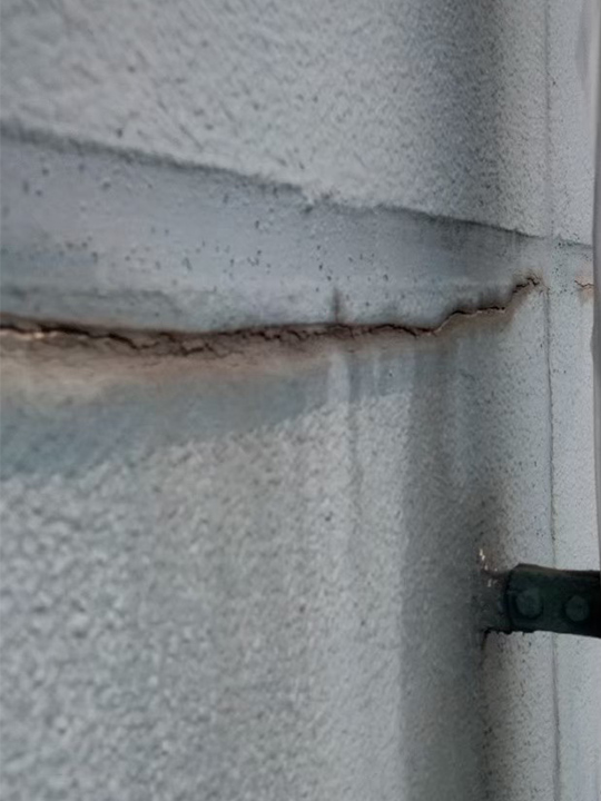 高圧洗浄後の外壁のお写真です。クラック（ヒビ割れ）が発生していました。<br />
クラックはひどくなると雨漏りに繋がります。