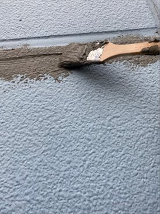 外壁の外壁下地補修工事中のお写真です。<br />
下地がALC（オートクレーブ（高温高圧蒸気養生）された軽量気泡コンクリート）のため、カチオン系材料で補修することで長持ちします。<br />

