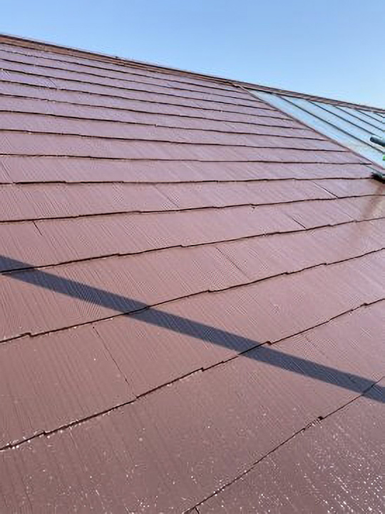 屋根も綺麗な仕上がりになりました。<br />
屋根の修理をしっかりと行い塗装したことで、雨漏りの心配もなくなりました。<br />
<br />
塗装に使用したシリコン塗料は、湿気を通しやすいため、塗装膜が剥がれにくく、カビや藻が発生しにくいという特徴があります。<br />
また、光沢やツヤの出る仕上がりになり、汚れにくいため長期間美観を保つことができます。